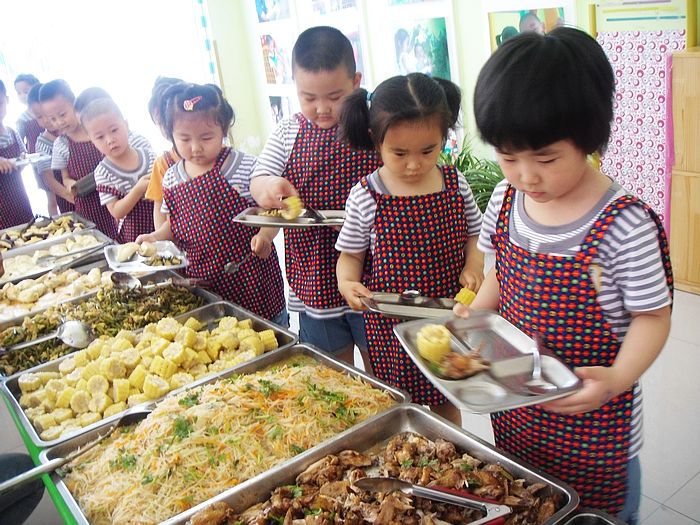 小朋友们自由地与同伴交流着好吃的美食,享受着自助餐的乐趣,孩子们个