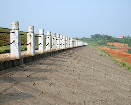 胭包山水库大堤